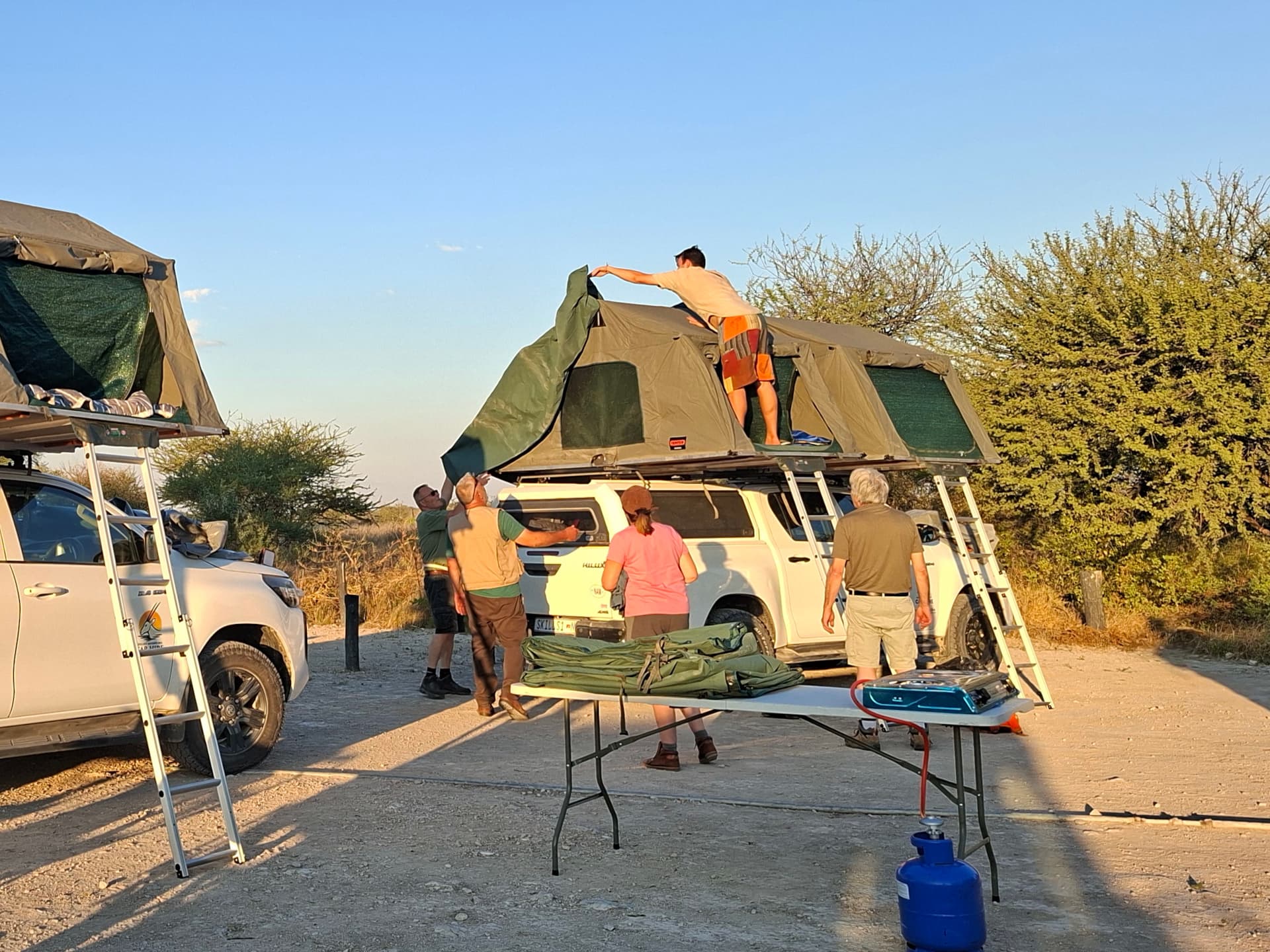 Photo — Installation du camp avec tente de toit